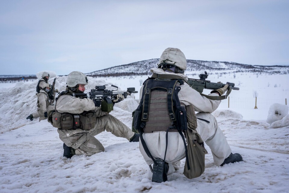 Svenske soldater ved grensa mellom Norge og Finland under øvelsen Nordic Response i mars i år. Svenske soldater på grensa mellom Norge og Finland i forbindelse med Nato-øvelsen Nordic Response, Sveriges første som medlem av forsvarsalliansen. Försvarsberedningen foreslår å øke det svenske forsvarsbudsjettet med 52,8 milliarder kroner fram mot 2030. Da anslås det at Sverige vil bruke 2,6 prosent av BNP på forsvar. Foto: Heiko Junge / NTB