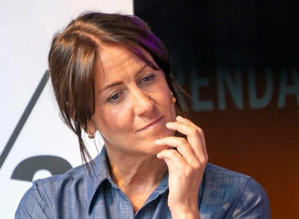 Tonje Brenna vil rette opp slik at de som går på dagpenger skal slippe å tape på å være meddommer. Arbeids- og inkluderingsminister (Ap) Tonje Brenna under arbeidslivets toppmøte i Arendalsuka 2024.