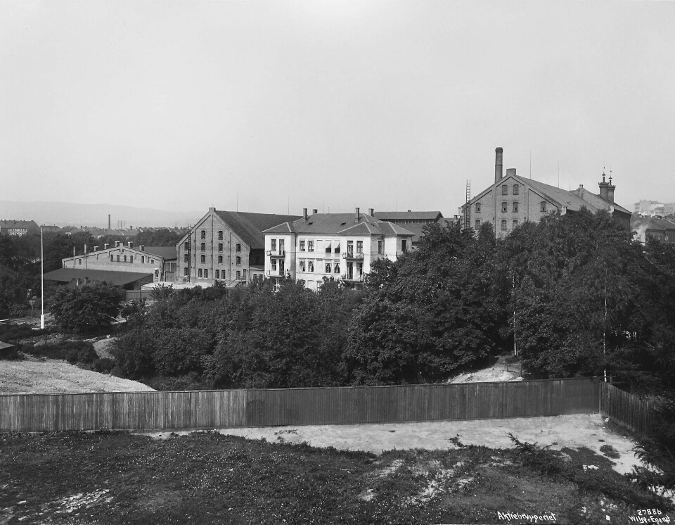 CHRISTIANIA AKTIE-ØL-BRYGGERI: Spesielt kjent for sitt gode bayerøl, ble etablert i 1872 i Åkebergveien 11. Ølproduksjonen opphørte i 1931. Da Oslo kretsfengsel rykka inn i bygningsmassen i 1934, fikk fengselet naturlig nok navnet Bayern på folkemunne. Bildet er fra 1926. FOTO: UKJENT PERSON/OSLO MUSEUM CHRISTIANIA AKTIE-ØL-BRYGGERI: Spesielt kjent for sitt gode bayerøl, ble etablert i 1872 i Åkebergveien 11. Ølproduksjonen opphørte i 1931. Da Oslo kretsfengsel rykka inn i bygningsmassen i 1934, fikk fengselet naturlig nok navnet Bayern på folkemunne. Bildet er fra 1926. FOTO: UKJENT PERSON/OSLO MUSEUM