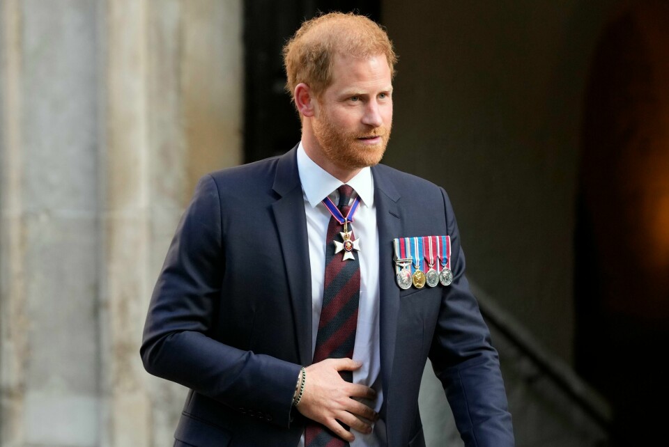 Prins Harry fyller 40 år søndag. Avstanden mellom ham og resten av den britiske kongefamilien er fremdeles stor, ifølge flere eksperter. Prins Harry fyller 40 år søndag. Avstanden mellom ham og resten av den britiske kongefamilien er fremdeles stor, ifølge flere eksperter. Foto: Kirsty Wigglesworth / AP / NTB