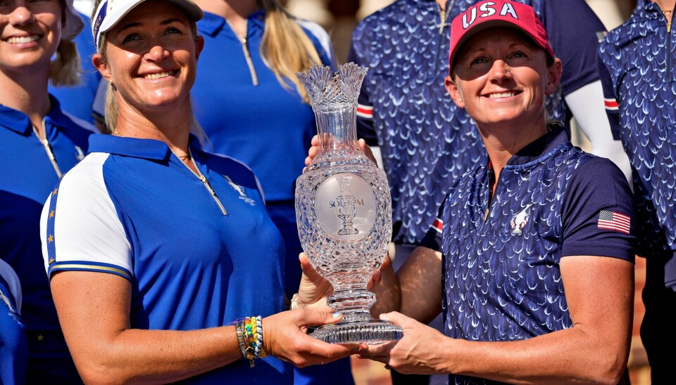 Suzann Pettersen (t.v.) og USA-kaptein Stacy Lewis poserte med trofeet før turneringen startet Suzann Pettersen (t.v.) og USA-kaptein Stacy Lewis poserte med trofeet før turneringen startet. Foto: Matt York / AP Photo / NTB.