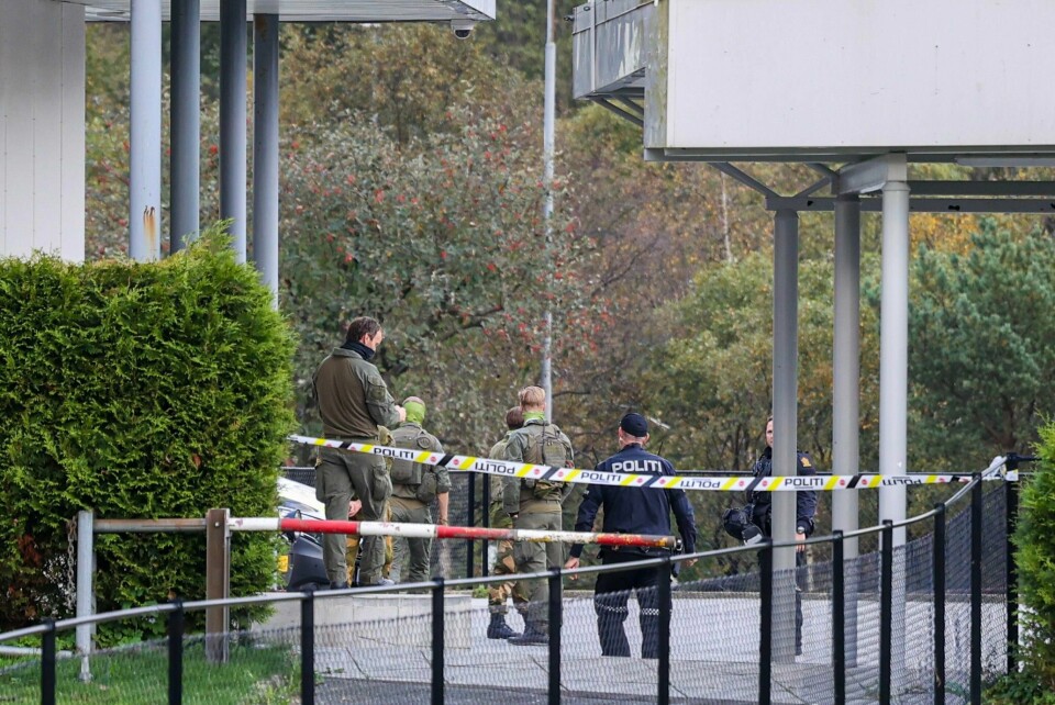 Nødetatene rykket ut til Åsane senter i Bergen med store ressurser etter en bombetrussel mot det lokale Nav-kontoret. Bildet viser at bombegruppen var på plass ved inngangen til Nav-kontoret i Bergen.