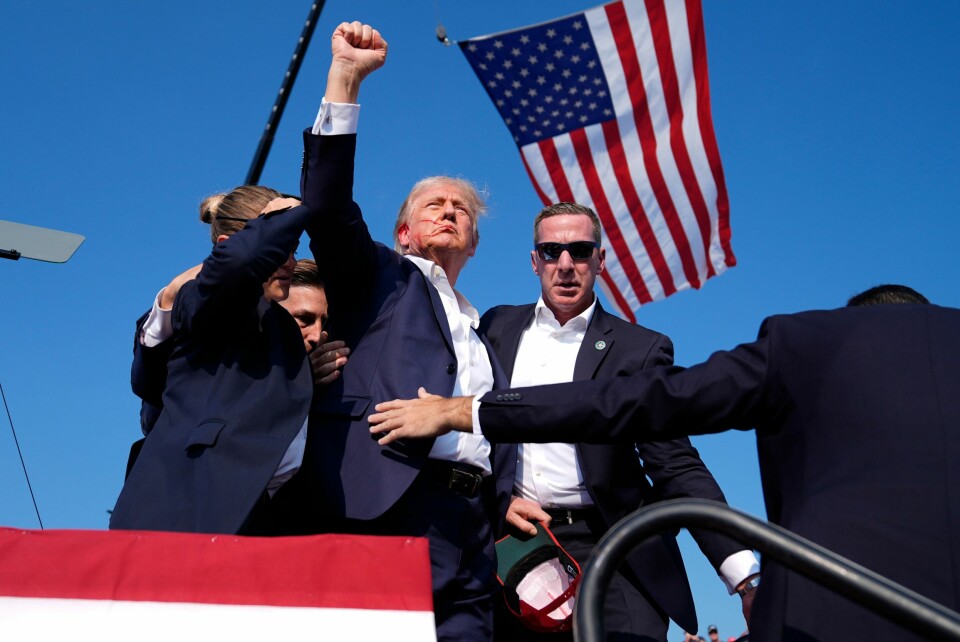 13. juli ble Donald Trump forsøkt drept under et valgmøte i Pennsylvania. Dette bildet gikk verden rundt fra hendelsen. Nå gir det penger i kassen for den tidligere presidenten. Foto: AP Photo / Evan Vucci