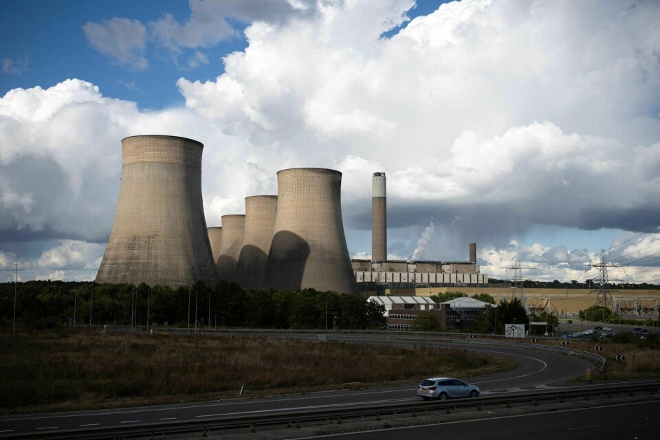 Nå er det kroken på døra for det kullfyrte kraftverket Ratcliffe-on-Soar i England. The Ratcliffe-on-Soar coal-fired power station, which is due to close at the end of the month, is pictured near Nottingham, central England on September 12, 2024. Over 140 years after the world's first coal power station was built, the UK is set to become the first G7 country to bid farewell to the polluting fuel. Ratcliffe-on-Soar, between Derby and Nottingham, is the location of Britain's last coal power station. Its eight huge cooling towers impose themselves in the East Midlands landscape, unavoidable to the town's inhabitants. (Photo by Oli SCARFF / AFP) / TO GO WITH AFP STORY by Clement ZAMPA