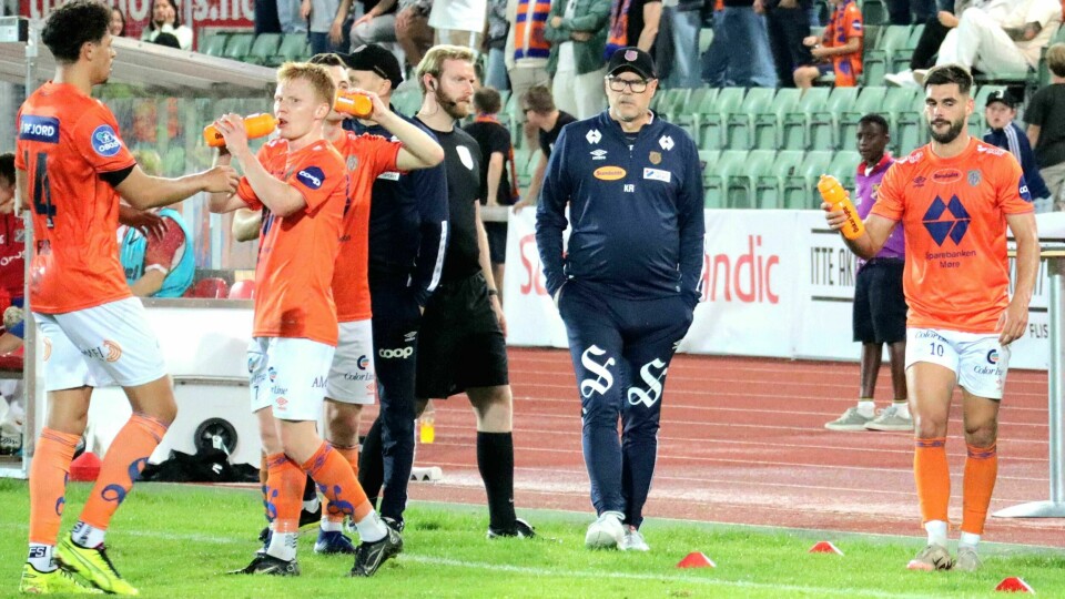 Aalesund-trener Kjetil Rekdal så laget sitt vinne, samtidig som bunnrivalene avga poeng, i det som var perfekt kveld. Aalesund-trener Kjetil Rekdal så laget sitt vinne, samtidig som bunnrivalene avga poeng, i det som var perfekt kveld.