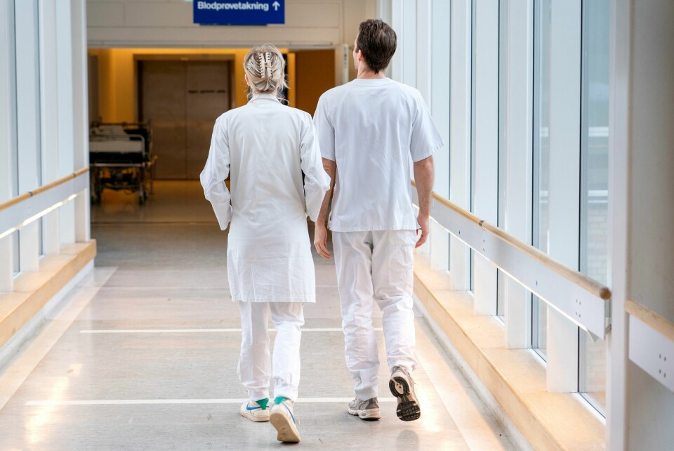 Vi må gjøre det mer attraktivt å jobbe i den offentlige spesialisthelsetjenesten. Vi må slutte med klappingen for alle de som redder oss i kriser, vi må heller lytte til dem og gi de det løftet de fortjener, skriver Fagforbundet. To av ti sjukepleiarar seier at dei ønskjer å forlate yrket sitt, viser ei fersk medlemsundersøking frå Norsk Sykepleierforbund. Illustrasjonsfoto: Gorm Kallestad / NTB / NPK