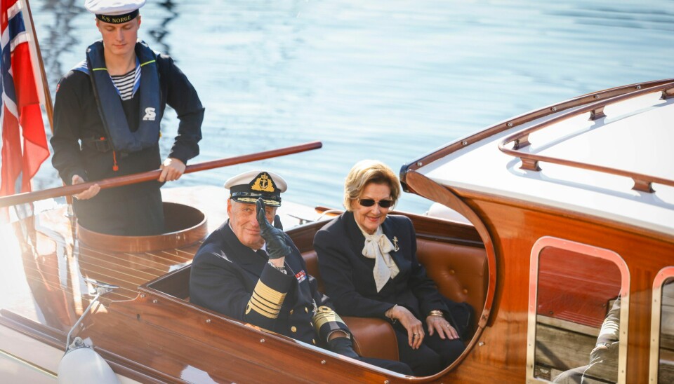 Kong Harald og Dronning Sonja på vei til kongeskipet for siste gang i år. Kong Harald og Dronning Sonja på vei til kongeskipet for siste gang i år. Foto: Jonas Been Henriksen / NTB