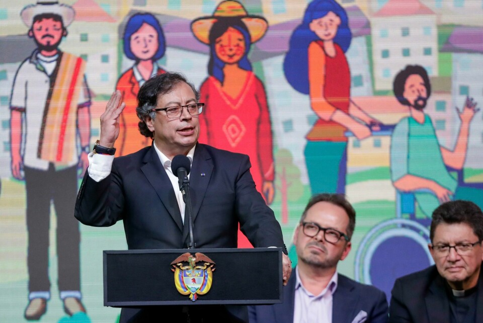 Colombias president Gustavo Petro da våpenhvilen med geriljagruppa ELN formelt med innledet i august i fjor. Nå avslutter regjeringen fredssamtalene. Colombias president Gustavo Petro innledet våpenhvilen med ELN i august 2023. Foto: Ivan Valencia / AP / NTB
