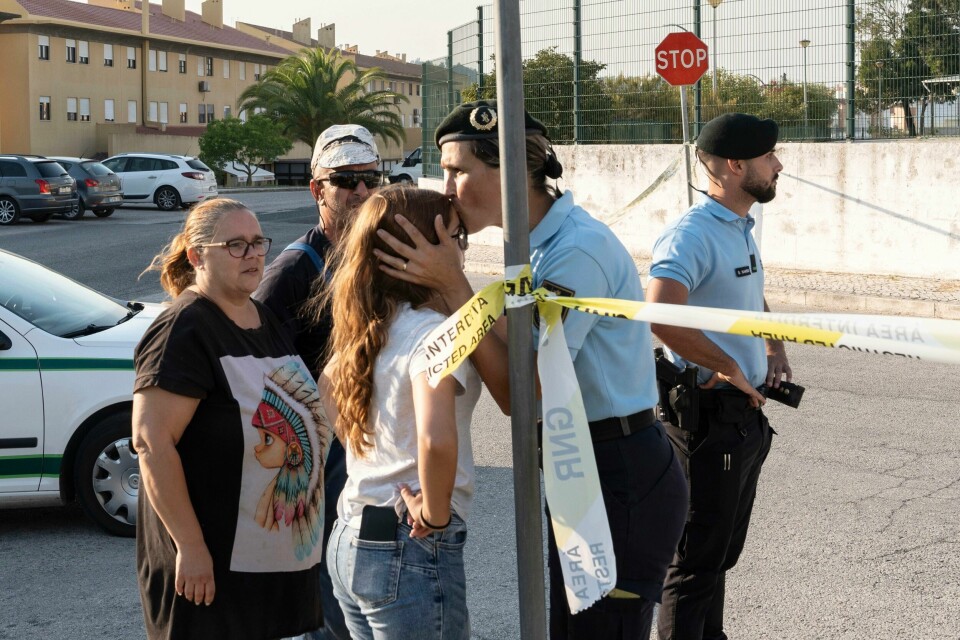 En politibetjent kysser ei jente utenfor skolen som ble åsted for et knivangrep i Azambuja i nærheten av Lisboa tirsdag. En politibetjent kysser ei jente utenfor skolen som ble åsted for et knivangrep i Azambuja i nærheten av Lisboa tirsdag. Foto: Ana Brigida / AP / NTB
