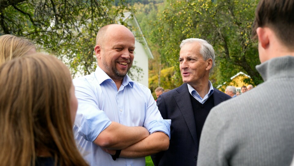Statsminister Jonas Gahr Støre (Ap) og finansminister Trygve Slagsvold Vedum (Sp) slapp nyheten at regjeringen kutter studielånet for innbyggere i distriktskommuner før de skulle på åpningsseremonien for Hellesylt Hydrogen Hub. Statsminister Jonas Gahr Støre (Ap) og finansminister Trygve Slagsvold Vedum (Sp) er på tur saman på Sunnmøre, der dei slapp nyheita onsdag morgon. Foto: Javad M. Parsa / NTB / NPK