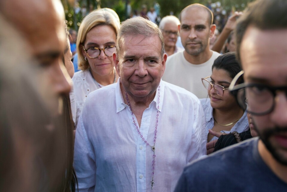 Edmundo González Urrutia sier han ble presset til å signere et dokument som anerkjenner Nicolás Maduro som valgets vinner. Presidentkandidat Edmundo González Urrutia har ignorert to begjæringer om å møte til avhør. Venezuelas opposisjon anklager påtalemyndigheten for «rettslig trakassering» etter det omstridte valget i landet. Foto: Ariana Cubillos / AP / NTB