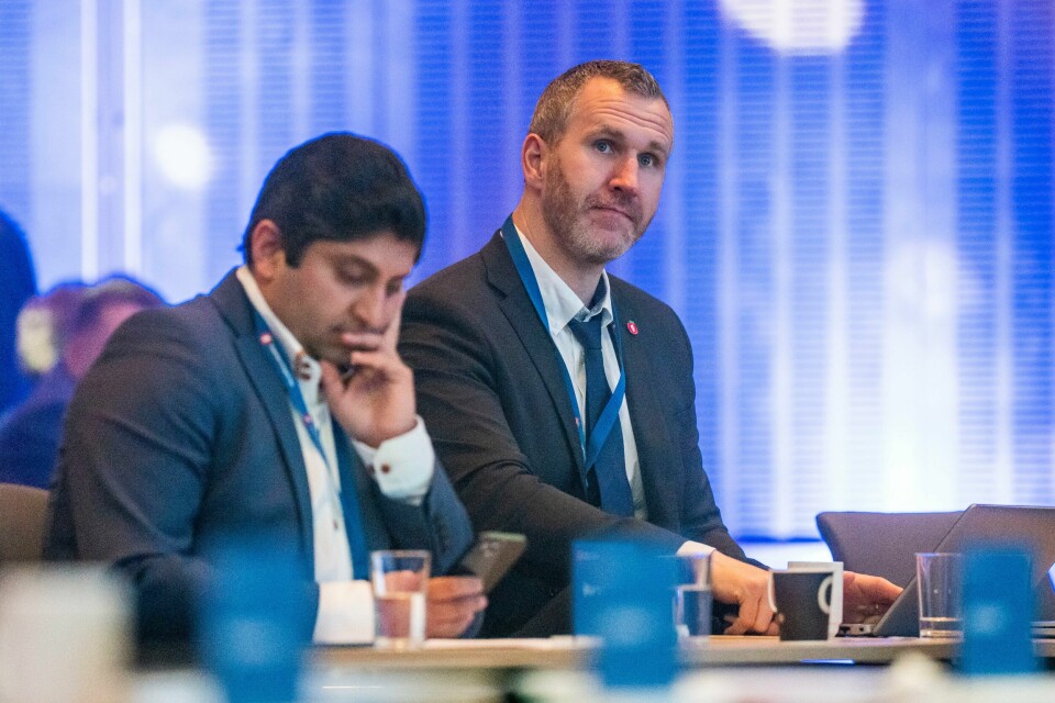 Marius Arion Nilsen (t.h) mener regjeringen har glemt de skulle være distriktenes regjering. Her sammen med partikollega Himanshu Gulati. Frps Marius Arion Nilsen (t.h.) mener Norge har mye å lære av Sveits etter at flere milliardærer og investorer har flyttet ut det siste året. Her er han med Himanshu Gulati (t.v.) på Frps landsmøte på Gardermoen.Foto: Fredrik Varfjell / NTB
