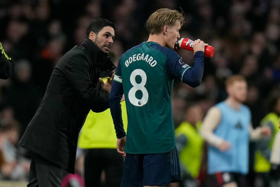 Arsenal-trener Mikel Arteta ga onsdag en oppdatering om Martin Ødegaards skadesituasjon. Martin Ødegaard, Mikel Arteta og Arsenal trøbler med formen om dagen. Foto: Alastair Grant / AP / NTB