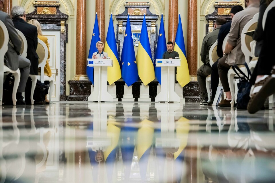 EU-kommisjonens leder Ursula von der Leyen og Ukrainas president Volodymyr Zelenskyj under en felles pressekonferanse i Kyiv fredag. EU-kommisjonens leder Ursula von der Leyen og Ukrainas president Volodymyr Zelenskyj under en felles pressekonferanse i Kyiv fredag. Foto: Christoph Soeder / AP / NTB