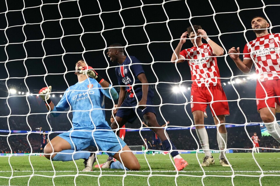 PSG-spillerne jubler mens Girona-keeper Paulo Gazzaniga fortviler over tabben som avgjorde onsdagens mesterligakamp. PSG-spillerne jubler mens Girona-keeper Paulo Gazzaniga fortviler over tabben som avgjorde onsdagens mesterligakamp.