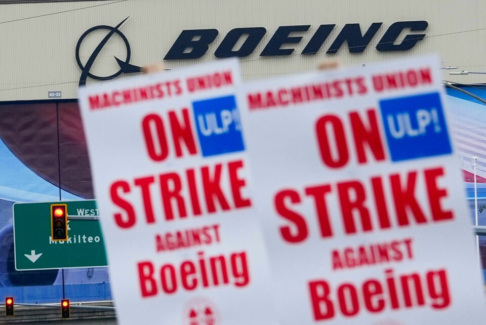 Titusener av Boeing-arbeidere streiker for høyere lønn. Det får konsekvenser for flere ansatte høyere oppe på lønnsstigen. Titusener av Boeing-arbeidere streiker for høyere lønn. Det får konsekvenser for flere ansatte høyere oppe på lønnsstigen. Foto: Lindsey Wasson / AP / NTB