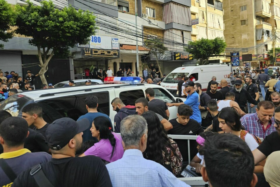 Flere ambulanser kom til Beirut-bydelen som fredag ble utsatt for et israelsk angrep Flere ambulanser kom til Beirut-bydelen som fredag ble utsatt for et israelsk angrep. Foto: Hassan Ammar / AP / NTB