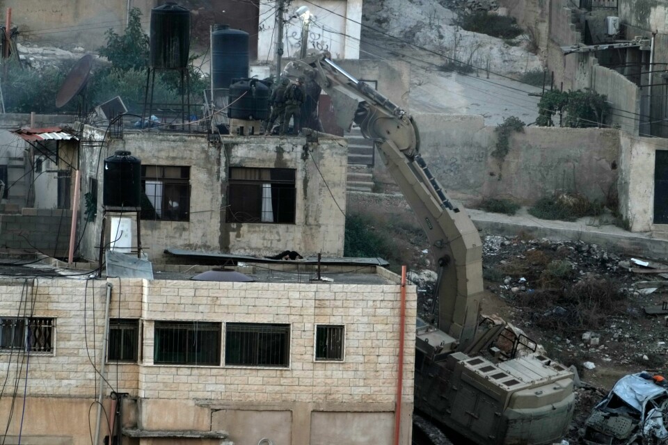 Israelske soldater på et hustak i Qabatiya på Vestbredden der det ligger døde palestinere. Israelske soldater på et hustak i Qabatiya på Vestbredden der det ligger døde palestinere. Foto: Majdi Mohammed / AP / NTB