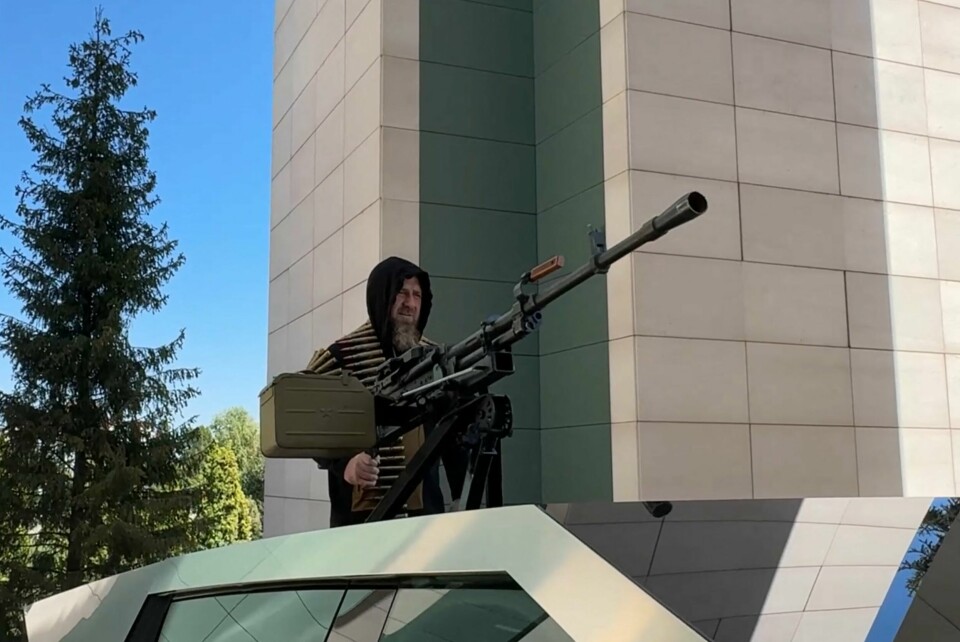 Ramzan Kadyrov (bildet) hevdet i august at Elon Musk ga bort en Cybertruck i gave til statsoverhodet. Det har Musk benektet. (FILES) This video grab taken from a handout footage released on the official Telegram account of the Head of Chechen Republic on August 17, 2024, shows Chechen leader Ramzan Kadyrov standing atop a gun-mounted Tesla Cybertruck in Grozny, Chechnya. Ramzan Kadyrov, the powerful leader of Russia's Chechen Republic, accused Elon Musk on September 19, 2024, of disabling a Tesla Cybertruck that he claimed to have received from the billionaire last month. (Photo by Handout / TELEGRAM / @rkadyrov_95 / AFP) / XGTY / RESTRICTED TO EDITORIAL USE - MANDATORY CREDIT 'AFP PHOTO / Telegram account @rkadyrov_95' - NO MARKETING NO ADVERTISING CAMPAIGNS - DISTRIBUTED AS A SERVICE TO CLIENTS
