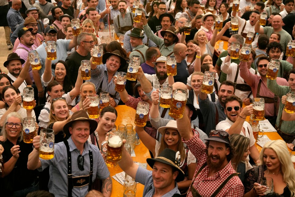 Stor stemning da den 189. Oktoberfest i München startet lørdag. Stor stemning da den 189. Oktoberfest i München startet lørdag. Foto: Matthias Schrader / AP / NTB