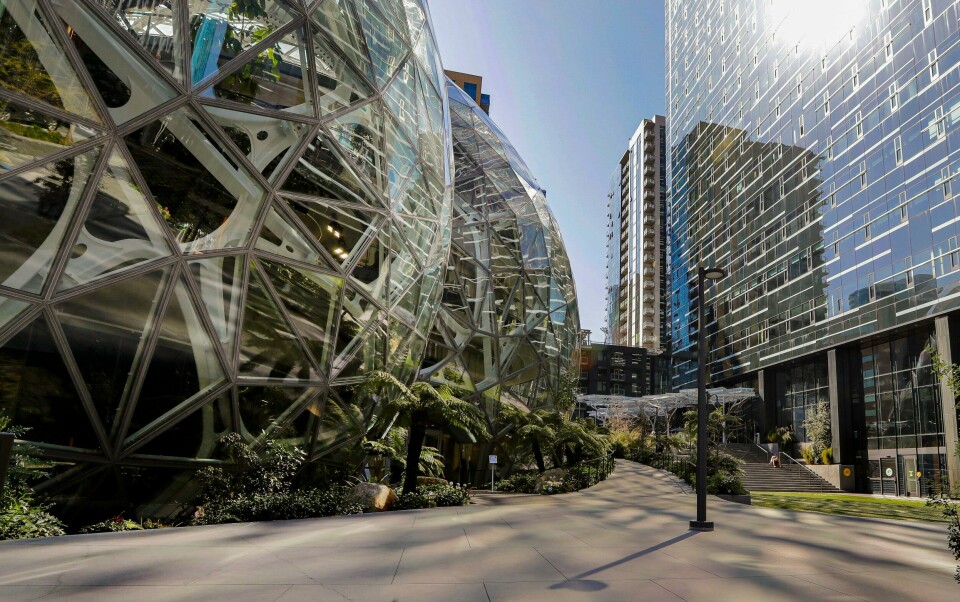 Snart blir det flere ansatte å spore i Amazons hovedkvarter i Seattle. Selskapet krever at ansatte skal møte fem dager i uken på kontoret fra nyttår av. Snart blir det flere kolleger å se i Amazons hovedkvarter i Seattle. Selskapet ber alle ansatte komme fysisk på kontoret fem dager i uken. Nå vil de endre møtekultur.