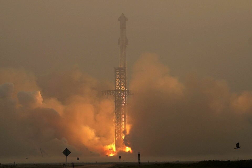 Her tar et av romskipene til Space X av i Boca Chica i Texas i sommer. Nå har Space X-gründeren Elon Musk satt seg som mål å sende fem ubemannede romskip til Mars i løpet av to år. Her tar et av romskipene til Space X av i Boca Chica i Texas i sommer. Nå har Space X-gründeren Elon Musk satt seg som mål å sende fem ubemannede romskip til Mars i løpet av to år. Foto: Eric Gay / AP / NTB