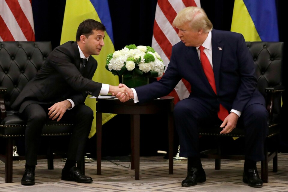 Ukrainas president Volodymyr Zelenskyj (t.v.) håper Demokratene vinner valget i USA i høst, hevder ekspresident og presidentkandidat Donald Trump. Her er de to fotografert da de møttes i 2019. Ukrainas president Volodymyr Zelenskyj (t.v.) håper Demokratene vinner valget i USA i høst, hevder ekspresident og presidentkandidat Donald Trump. Her er de to fotografert da de møttes i 2019. Foto: Evan Vucci / AP / NTB