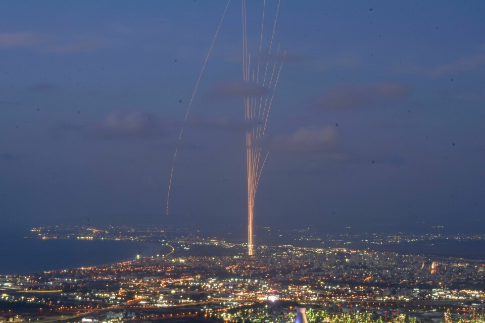 Det israelske luftforsvarssystemet Iron Dome ble mandag tatt i bruk for å stanse rakettangrep fra Libanon. Bildet er fra Haifa. Hizbollah hevder tirsdag å ha angrepet en marinebase utenfor byen. Det israelske luftforsvarssystemet Iron Dome ble mandag tatt i bruk for å stanse rakettangrep fra Libanon. Bildet er fra Haifa. Hizbollah hevder tirsdag å ha angrepet en marinebase utenfor byen. Foto: Baz Ratner / AP / NTB