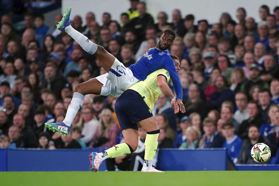 Everton har fått ny eier. Her er spissen Beto i aksjon mot Southamptons Taylor Harwood-Bellis. Everton har fått ny eier. Her er spissen Beto i aksjon mot Southamptons Taylor Harwood-Bellis. Foto: Peter Byrne / PA via AP / NTB
