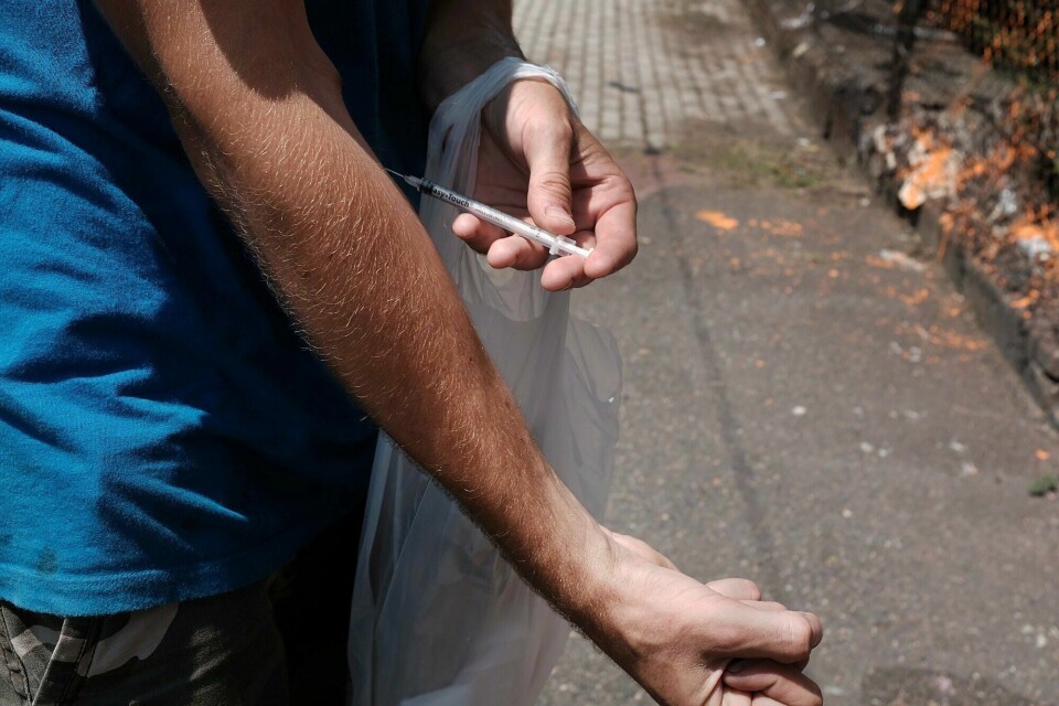 Det er lett å være enig i at fengsel og bøter ikke er egnet for å skape verdighet hos personer som sitter fast i et langvarig og tungt misbruk. Men det er ingen ting som tilsier at vi må straffe brukere på den måten, skriver Eivind Jahren. Narkotikamisbruk, rusavhengighet, rusreformen