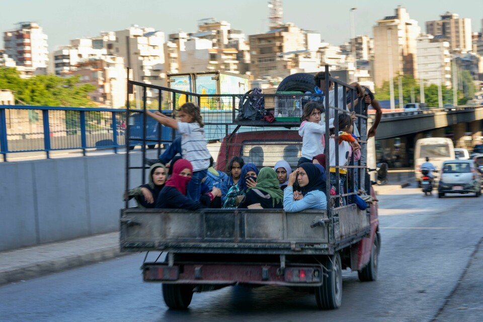 Ifølge FN er over 90.000 libanesere drevet på flukt som følge av konflikten med Israel. Bildet ble tatt tirsdag 24. september og viser libanesere på flukt på en vei i Beirut. Ifølge FN er over 90.000 libanesere drevet på flukt som følge av konflikten med Israel. Bildet ble tatt tirsdag 24. september og viser libanesere på flukt på en vei i Beirut. Foto: Hassan Ammar / AP / NTB