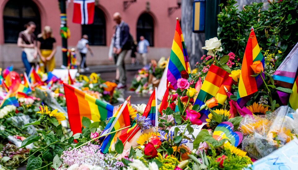 Folk la blomster og pride-flagg etter det natt til 25. juni ble avfyrt flere skudd på utsiden av London pub i sentrum av Oslo, der flere ble skadd og to drept. Folk la ned blomster og regnbueflagg etter at det natt til lørdag ble avfyrt flere skudd på utsiden av London pub i sentrum av Oslo. 21 personer ble skadd og to drept. Foto: Javad Parsa / NTB