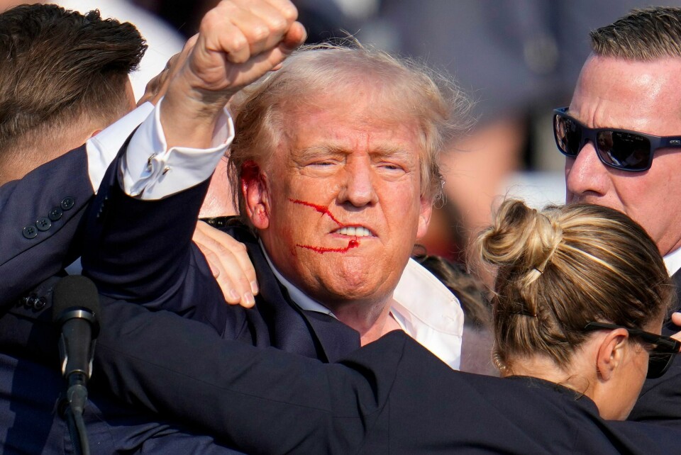Bildet av Donald Trump som reiser seg og roper fight, fight fight etter å ha blitt skutt på under et valgmøte i Butler. Republikanernes presidentkandidat Donald Trump ble utsatt for et attentat i Pennsylvania i juli. Ifølge valgkampen hans ble han tirsdag orientert av amerikanske myndigheter om iranske planer om å likvidere ham. Foto: Gene J. Puskar / AP / NTB