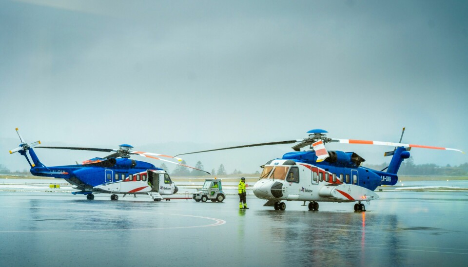 To Sikorsky S-92 helikopter fra selskapet Bristow på Flesland Heliport klargjøres for flygning ut til Troll A-plattformen i mars 2023. Det blir nå full stans i helikoptertrafikken fra midnatt på grunn av Unio-streiken. To Sikorsky S-92 helikopter fra selskapet Bristow på Flesland Heliport. Det var denne helikoptertypen som var involvert i ulykken onsdag. Arkivfoto: Foto: Ole Berg-Rusten / NTB