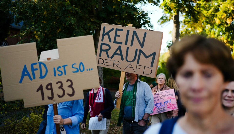Flere hundre demonstranter samlet seg utenfor der det høyreekstreme AfD planla å se søndagens valgresultat i delstaten Brandenburg. Flere hundre demonstranter samlet seg utenfor der det høyreekstreme AfD planla å se søndagens valgresultat i delstaten Brandenburg. Foto: Markus Schreiber / AP / NTB