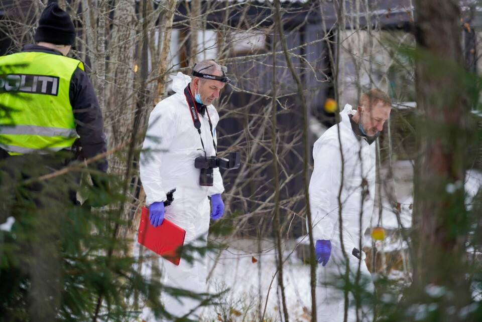 Politiet rykket ut til en adresse i Nittedal etter at en mann var pågrepet etter at en kvinne ble funnet død 17. november 2023. Både mannen og den drepte kvinnen er i 50-årene, og begge er fra Nittedal, ifølge politiet. Her er kriminalteknikere på stedet fredag formiddag. Foto: Terje Bendiksby / NTB