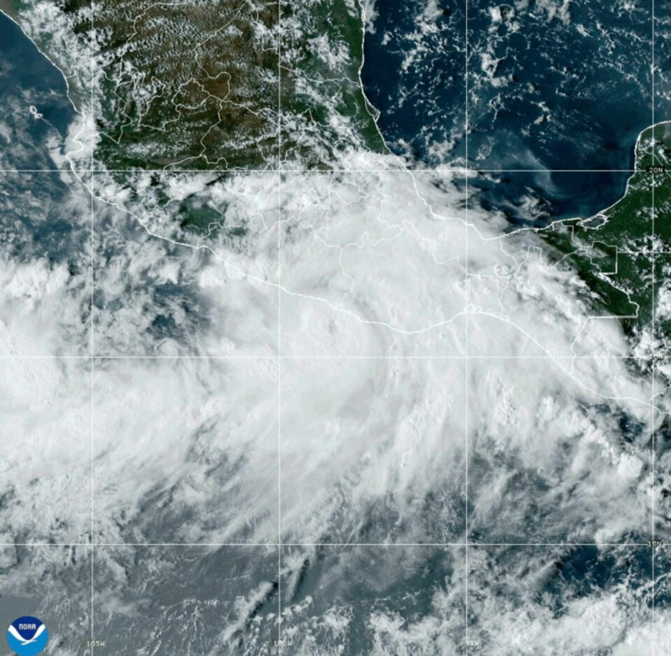 Orkanen John har mandag kveld lokal tid truffet Mexicos sørkyst. Det er frykt for voldsomme skader. Orkanen John har mandag kveld lokal tid truffet Mexicos sørkyst. Det er frykt for voldsomme skader. Foto: NOAA via AP / NTB