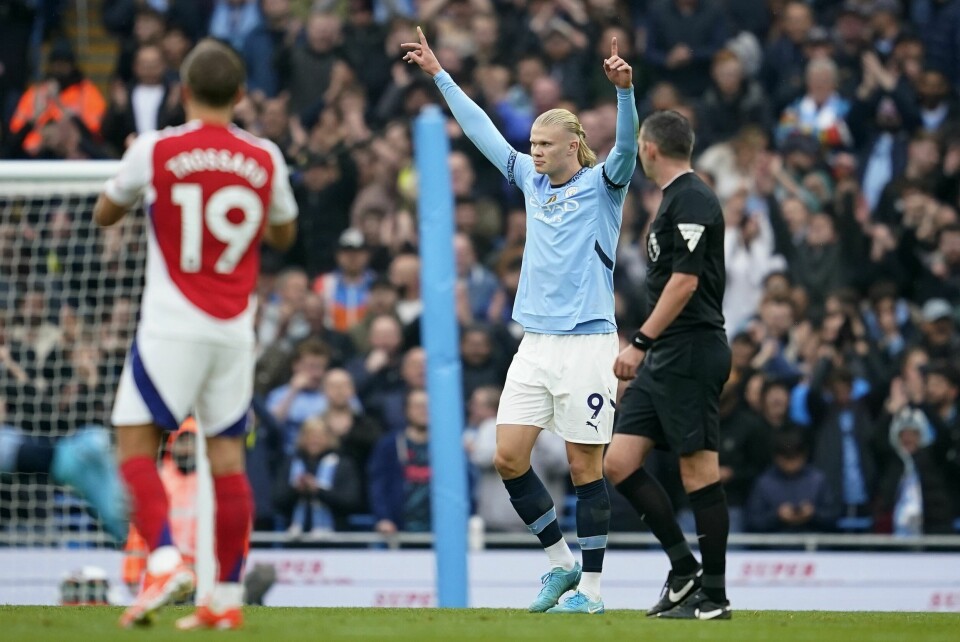 Erling Braut Haaland scoret tidlig mot Arsenal, som ledet til sju minutter på overtid av andre omgang Manchester Citys Erling Haaland har akkurat som scoret sitt mål nummer 100 for Manchester City. Det skjedde mot Arsenal søndag. Foto: Dave Thompson / AP / NTB.