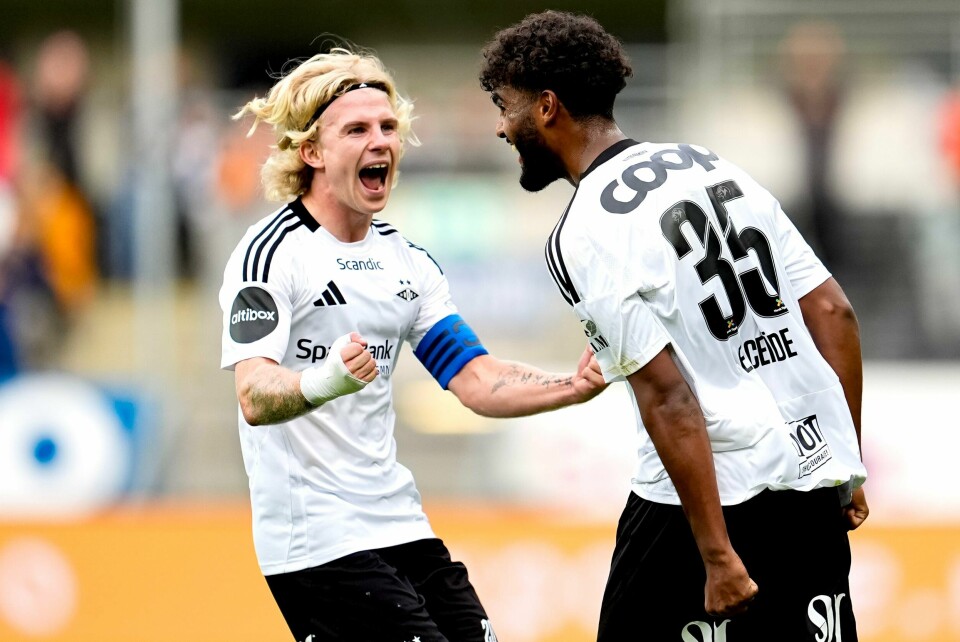 Kaptein Edvard Tagseth gratulerer Emil Konradsen Ceide med 2-0-scoringen under eliteseriekampen mellom Rosenborg og Haugesund på Lerkendal søndag. Kaptein Edvard Tagseth gratulerer Emil Konradsen Ceide med 2-0-scoringen under eliteseriekampen mellom Rosenborg og Haugesund på Lerkendal søndag. Foto: Ole Martin Wold / NTB