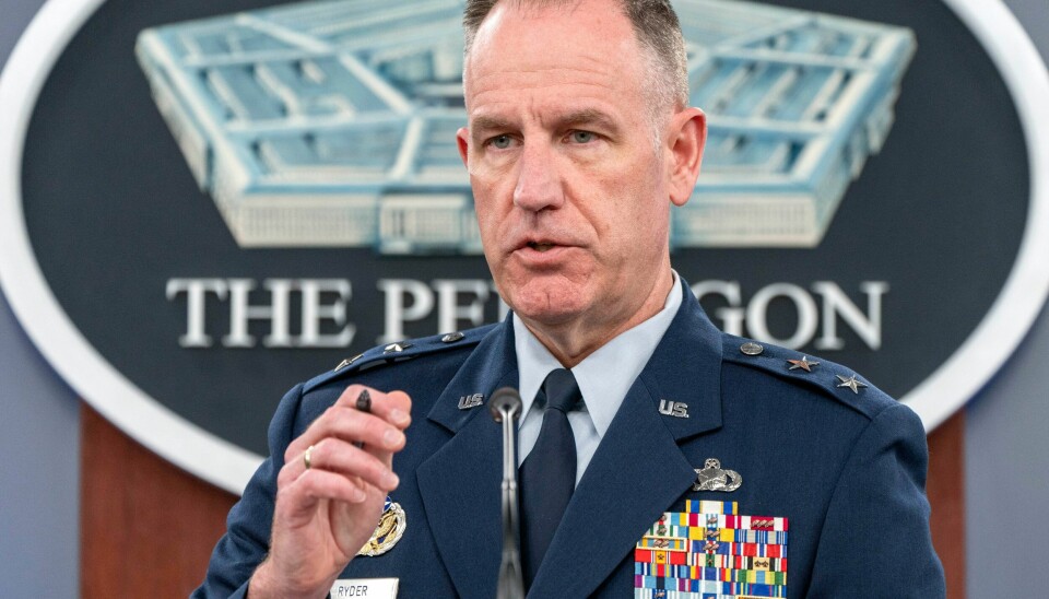 Pentagons talsperson Pat Ryder sier USA sender flere styrker til Midtøsten. Pentagons talsperson Pat Ryder, her i forsvarsdepartementets presserom i mai, sier moloen USA har anlagt for å bringe nødhjelp inn på Gazastripen, ikke ble brukt i den israelske gisselaksjonen lørdag. Foto: Jacquelyn Martin / AP / NTB