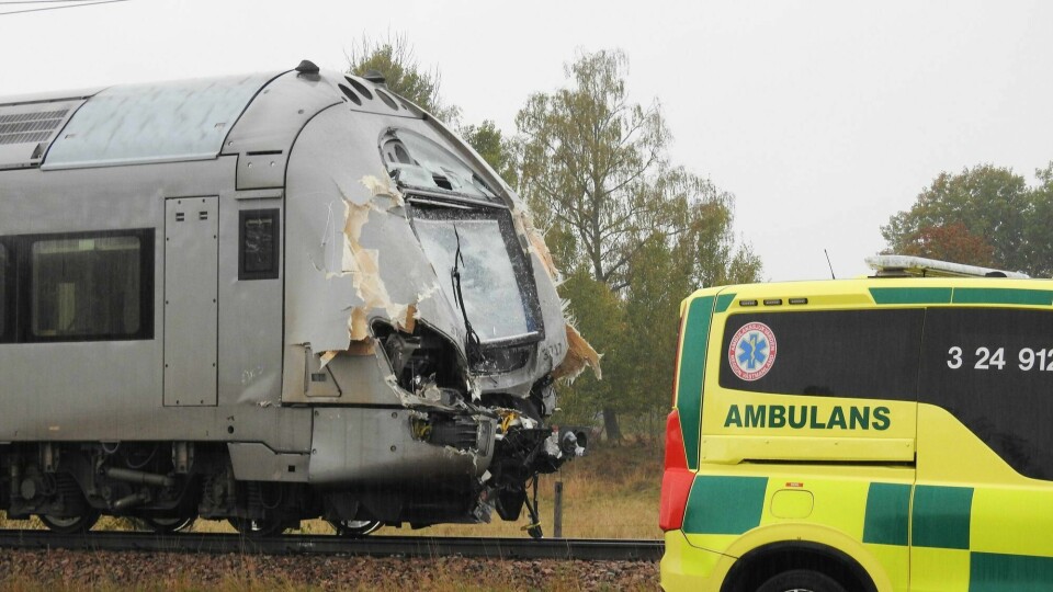 Et tog kolliderte mandag morgen med en traktorhenger ved en jernbaneovergang i Köping. Et stort redningsoppdrag, men ingen skal være alvorlig skadet. KÖPING, SVERIGE 20240923. Et tog kolliderte mandag morgen med en traktorhenger ved en jernbaneovergang i Köping. Et stort redningsoppdrag, inkludert flere ambulanser, ble satt i gang, men ingen skal være alvorlig skadet.Foto: Pontus Stenberg /TT / NTB