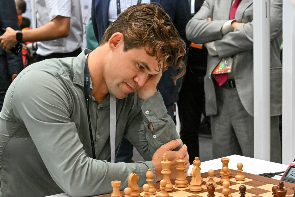 Magnus Carlsen spilte ikke siste dag av sjakk-OL, men hans norske lagkamerater slo Italia og klatret til 15.-plass i turneringen. Magnus Carlsen under kampen mot iranske Parham Maghsoodloo. Foto: Tibor Illyes / MTI via AP / NTB.