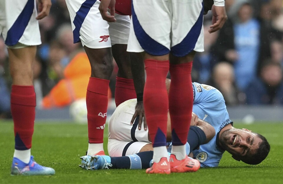 Rodri hadde store smerter før han ble byttet ut mot Arsenal. Nå ryker trolig resten av sesongen. Rodri hadde store smerter. Foto: Martin Rickett/PA via AP / NTB