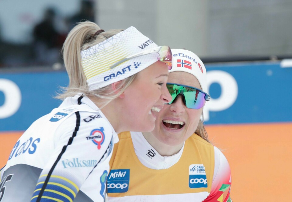 Therese Johaug og Frida Karlsson etter tremila i Holmenkollen i 2020. Da vant sistnevnte etter en imponerende opphenting. Frida Karlsson er positiv til Therese Johaugs mulige comeback-planer. Foto: Vidar Ruud / NTB