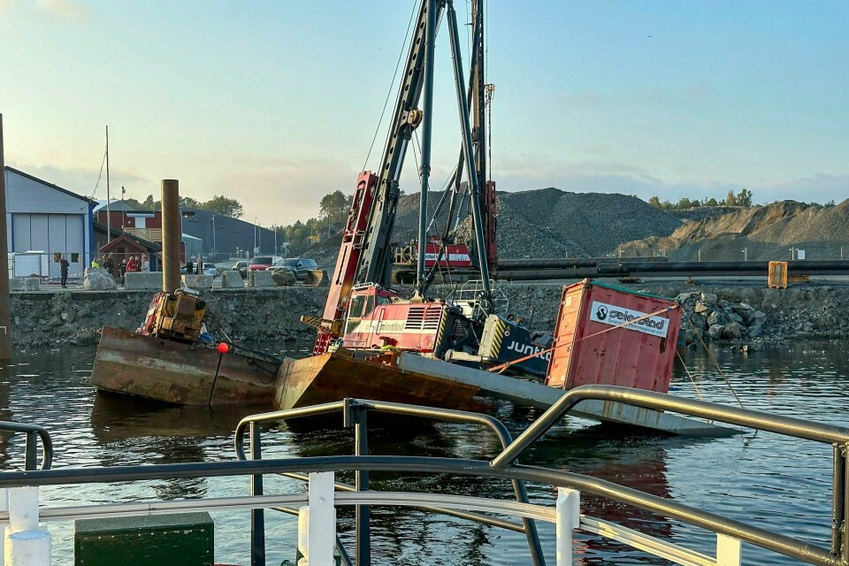 En lekter med en gravemaskin var søndag i fare for å kantre ved havna i Eydehavn i Arendal kommune. Arendal 20240922. En lekter med en gravemaskin var søndag i fare for å kantre ved havna i Eydehavn i Arendal kommune.Handout. Bildet inngår i NTBs tilbud til abonnenter på nyhetsfoto. Bildet skal kun benyttes i forbindelse med angitt sak.Foto: Redningsselskapet/ handout / X / NTB