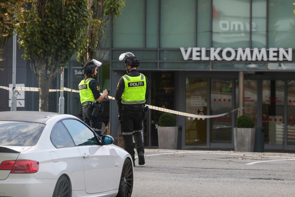 En mann i 50-årene er siktet for terrortrussel i forbindelse med bombetrusselen mot et Nav-kontor på Åsane storsenter i Bergen mandag. Åsane senter ble evakuert som følge av bombetrusselen, og det ble etablert en sikkerhetssone på 200 meter rundt senteret. Foto: Silje Katrine Robinson / NTB