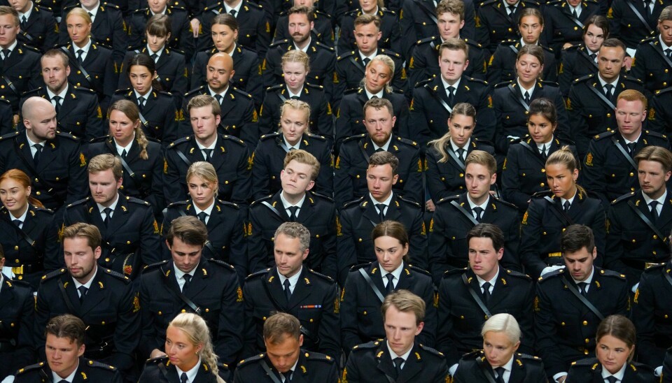 Det er flere nyutdannede politifolk i jobb per 31. august enn det var ved årets begynnelse, viser tall fra Politidirektoratet. Bildet viser nyutdannede politifolk under en seremoni i Oslo rådhus i 2022. Det er flere nyutdannede politifolk i jobb per 31. august enn det var ved årets begynnelse, viser tall fra Politidirektoratet. Bildet viser nyutdannede politifolk under en seremoni i Oslo rådhus i 2022. Arkivfoto: Ole Berg-Rusten / NTB