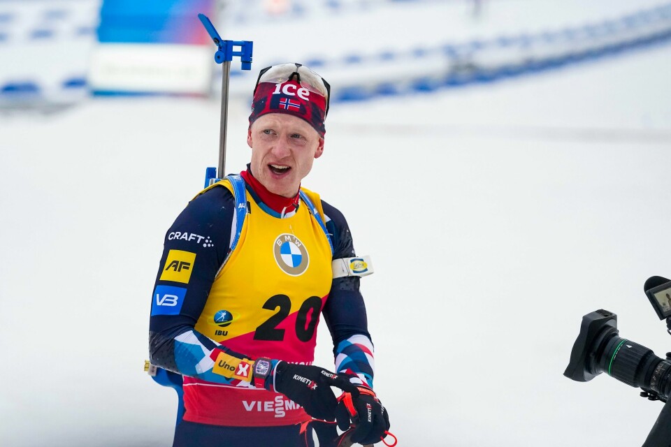 Johannes Thingnes Bø har ofte avgjort verdenscuprenn i skiskyting før de fleste av konkurrentene har startet sitt løp. Slik skal det ikke bli kommende sesong etter at IBU endret reglene for startgrupper. Johannes Tingnes Bø slo tilbake etter en skuffende sprint, gikk seg opp fra 17.-plass og vant søndagens jaktstart i USA. Foto: Terje Bendiksby / NTB