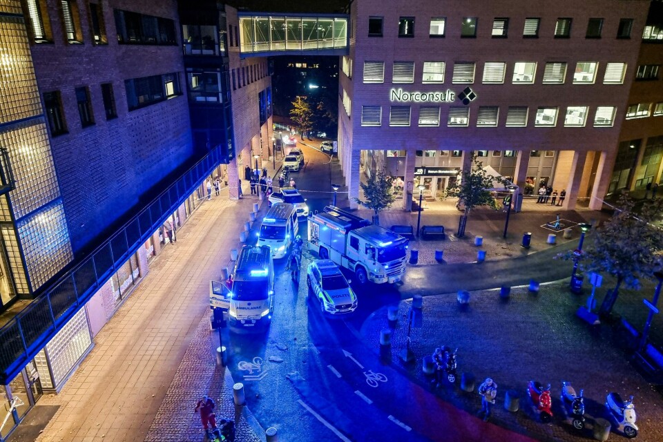 En person omkom da en bil kjørte utfor og falt fire etasjer fra parkeringshuset på Sandvika storsenter i Bærum. Bilen kjørte ut fra fjerde etasje i parkeringshuset på Sandvika storsenter, som er stengt som følge av ulykken. Både politi, brannvesen og helsepersonell er på stedet med store ressurser. Foto: Kristoffer Hagen / NTB
