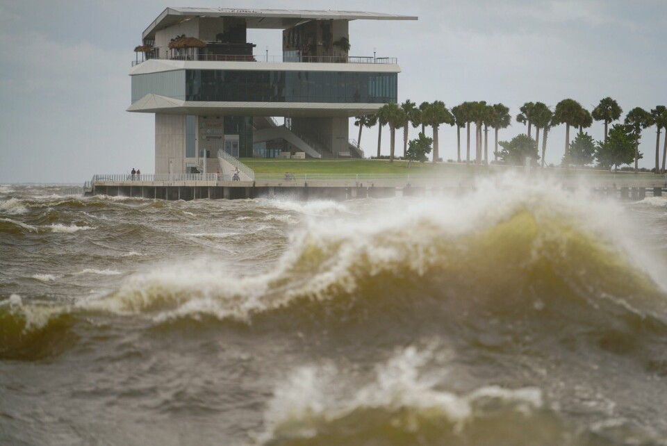 Bølgene slår mot land ved St. Pete Pier i St. Petersburg i Florida torsdag. Orkanen Helene har svekket seg til kategori 2 etter at den traff Florida-kysten. Bildet viser bølger som slår mot land ved St. Pete Pier i St. Petersburg i Florida torsdag. Foto: Martha Asencio-Rhine / AP / NTB